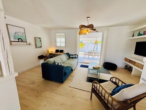 Smart TV, fireplace, ping pong, books