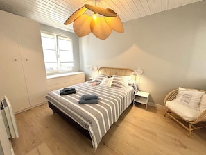 4 habitaciones, escritorio y tabla de planchar con plancha 