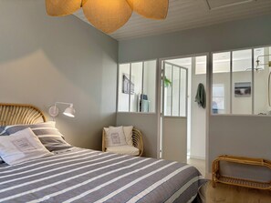 4 chambres, bureau, fer et planche à repasser, lit parapluie