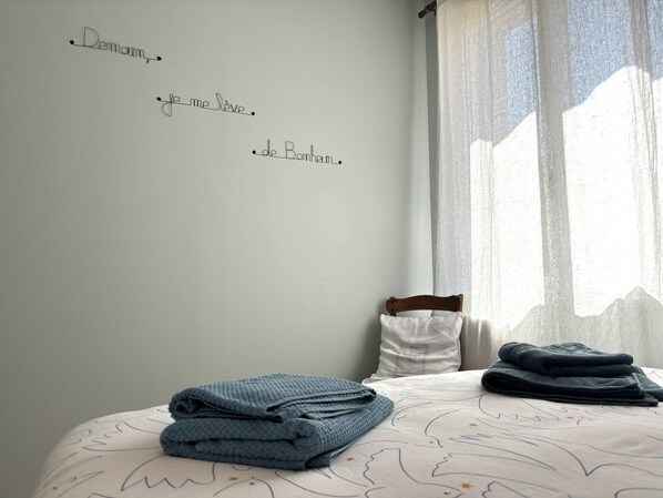 4 bedrooms, desk, iron/ironing board, travel cot