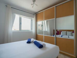 3 bedrooms, cribs/infant beds, bed sheets