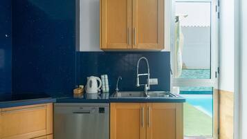 Microondas, lavavajillas, cafetera y tetera y utensilios de cocina