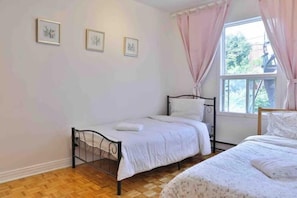 3 chambres, accĂšs Ă Internet, literie fournie
