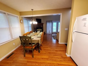 In-room dining - Serene Mountain Chalet Retreat (Gatlinburg)