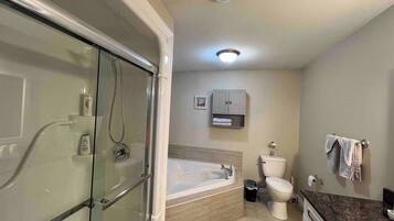 Suihku, hiustenkuivaaja, pyyhkeet, saippua