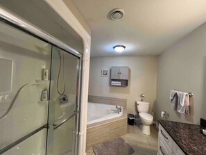 Dusj, hårføner, håndklær og såpe