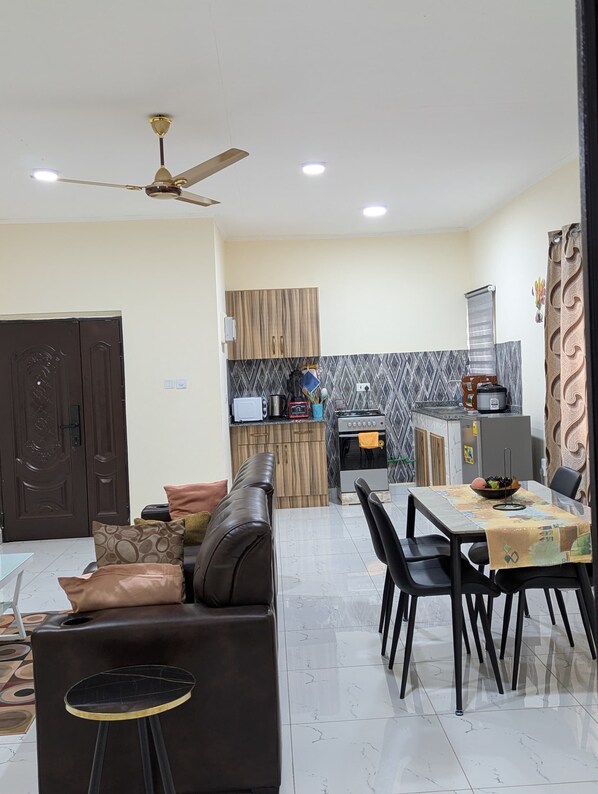 Apartment | Private kitchen | Mini-fridge, microwave, oven, cookware/dishes/utensils - Emaric Homes (Accra)