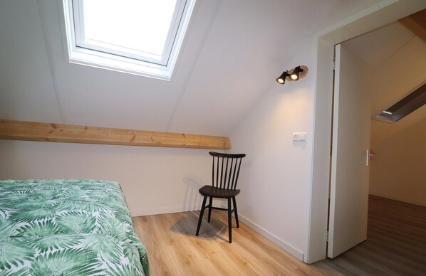 3 habitaciones, muebles diferentes y ropa de cama