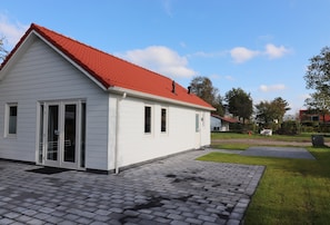 Exterior - Chalet in Friesland With Terrace (Sint Nicolaasga)