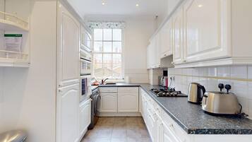 Een koelkast, een magnetron, een oven, een kookplaat