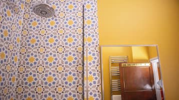 Room | Bathroom | Soap, shampoo, toilet paper