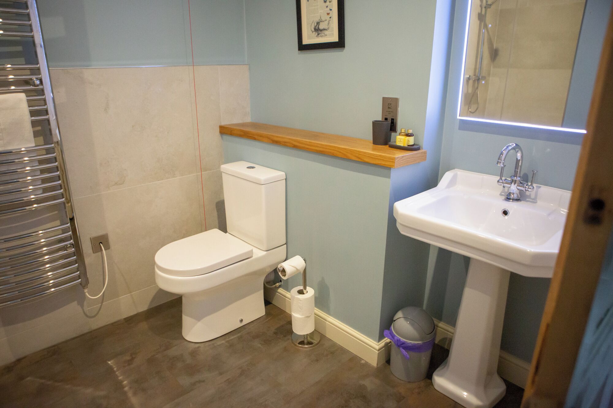Un baño con inodoro, lavabo y ducha.