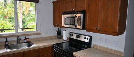 Réfrigérateur, four à micro-ondes, un four, surface de cuisson