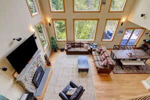 Smart TV, fireplace, foosball, books - Stratton; 4 min! Luxury, Shuttle, King Beds, Hot Tub, 2 FP, large groups! (Jamaica)