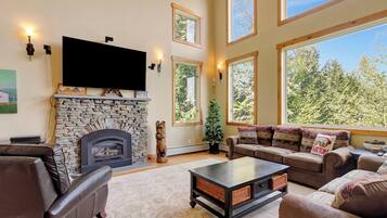 TV connectée, cheminée, baby-foot, livres