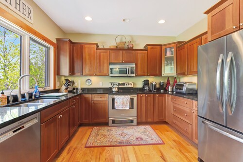 Stratton; 4 min! Shuttle, King Beds, Hot Tub, 2 FP