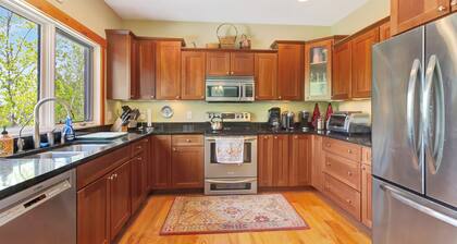 Stratton; 4 min! Shuttle, King Beds, Hot Tub, 2 FP