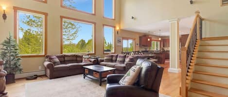 Téléviseur connecté, foyer, table de baby-foot, livres