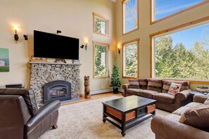 Smart TV, fireplace, foosball, books - Stratton; 4 min! Luxury, Shuttle, King Beds, Hot Tub, 2 FP, large groups! (Jamaica)