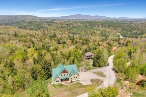 Exterior - Stratton; 4 min! Luxury, Shuttle, King Beds, Hot Tub, 2 FP, large groups! (Jamaica)