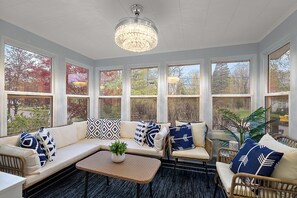 TV connectée, jeux vidéo, baby-foot, table de tennis de table