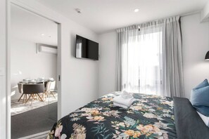 2 室のベッドルーム、デスク、アイロン / アイロン台、WiFi