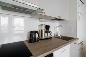 Réfrigérateur, four à micro-ondes, un four, surface de cuisson