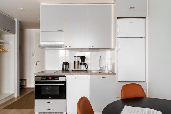 Refrigerador, microondas, horno, placa de cocina