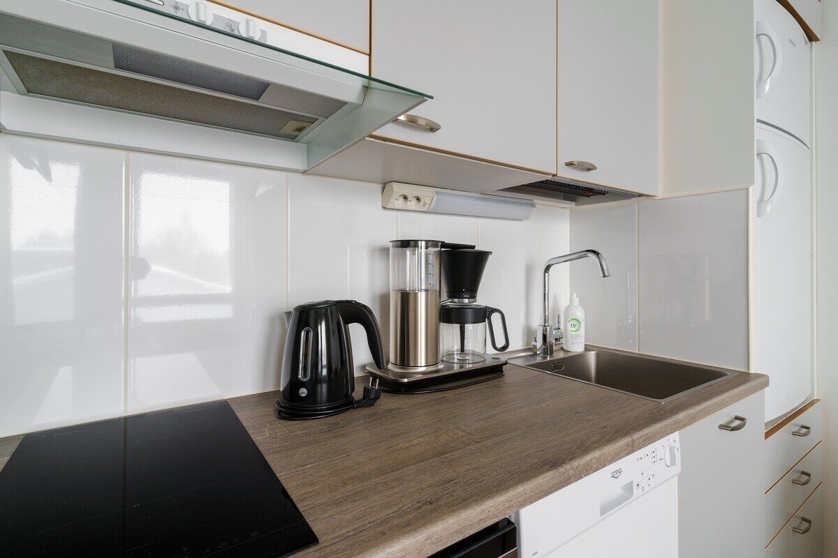 Jääkaappi, mikroaaltouuni, uuni, liesi