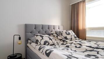 Iron/ironing board, WiFi, bed sheets