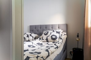 1 makuuhuone, silitysrauta/-lauta, internet, vuodevaatteet