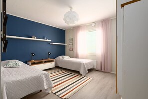 Escritorio, tabla de planchar con plancha, wifi gratis y ropa de cama 