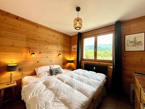2 bedrooms, iron/ironing board, WiFi