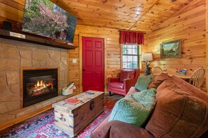Smart TV, fireplace - Comforts Me w/Hot Tub (Sevierville)