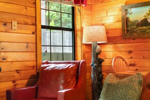 Interior - Comforts Me w/Hot Tub (Sevierville)