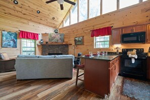 Interior - Along The Right Path Cabin (Sevierville)