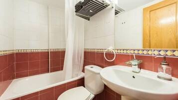 SĂšche-cheveux, serviettes fournies, savon, papier toilette