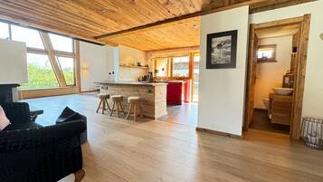 Suite Deluks, balkon, pemandangan gunung | Area keluarga | TV layar datar