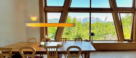 Suite Deluxe, balcón, vista a la montaña | Servicio a la habitación