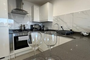 冰箱、微波炉、烤箱、炉灶