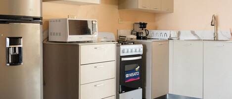 Een microgolfoven, een oven, een kookplaat