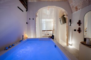 Shower, hair dryer, towels - Archè Luxury Private Spa Suite in Polignano a Mare (Polignano a Mare)