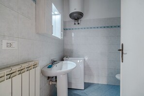 Shower, bidet, towels