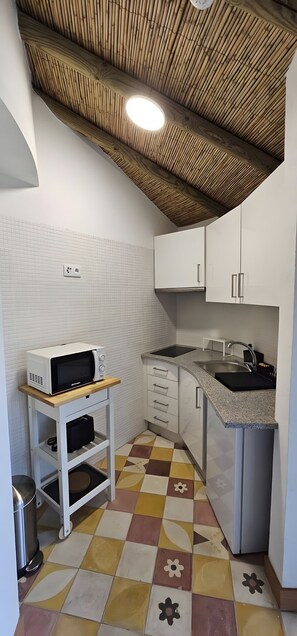 Fridge, microwave, stovetop, coffee/tea maker