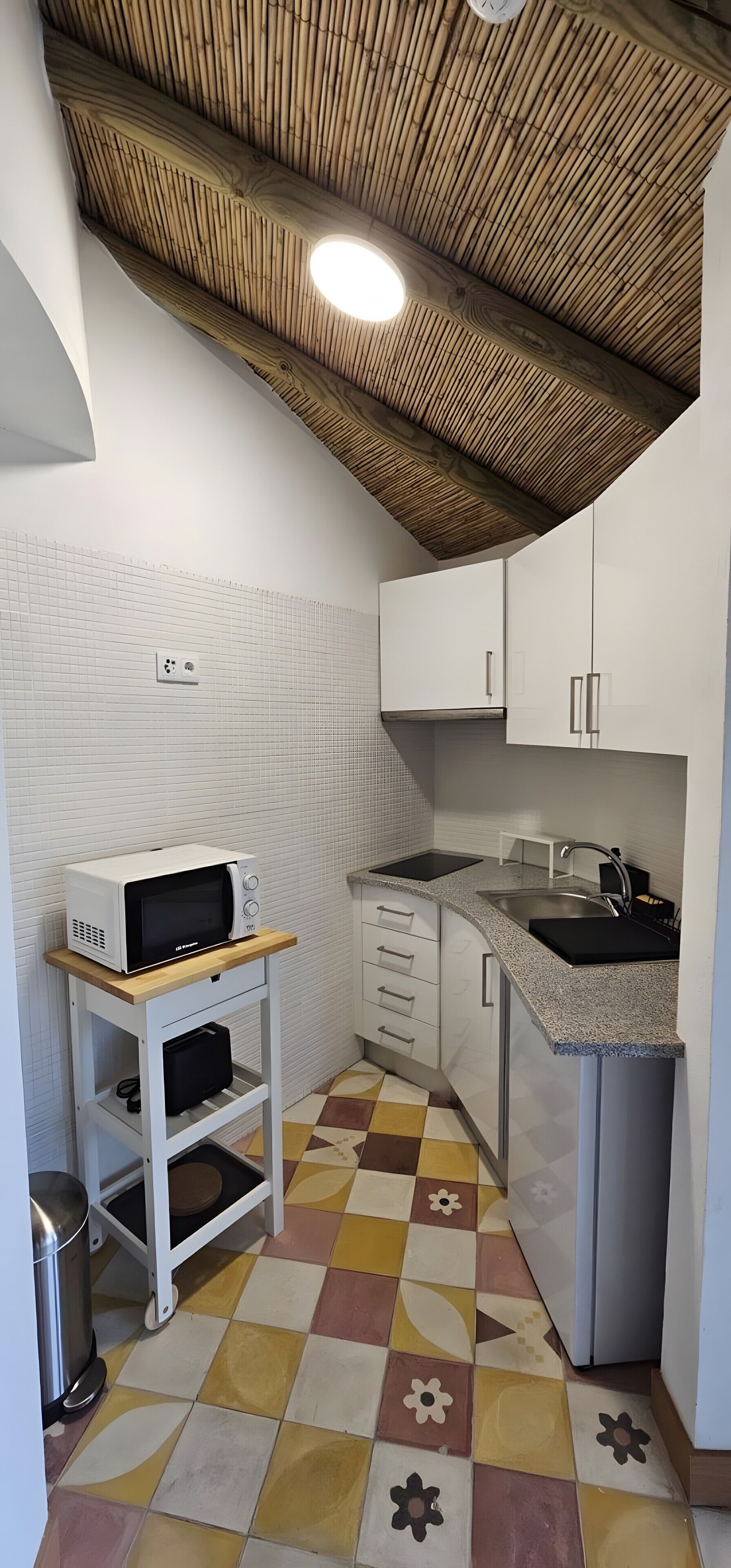 Frigorífico, microondas, placa de cocina y cafetera o tetera