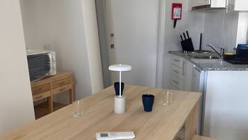 Frigorífico, microondas, cafetera o tetera y utensilios de cocina