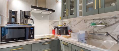 Fridge, microwave, stovetop, dishwasher