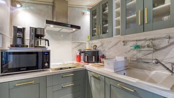 Réfrigérateur, micro-ondes, plaque de cuisson, lave-vaisselle