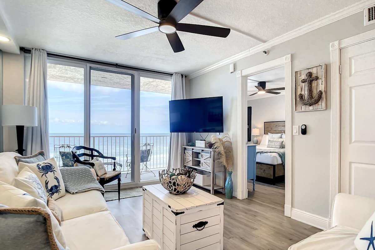 Apartment, Mehrere Betten, Balkon, Meerblick (Oceania Beach Club 605) | 2 Schlafzimmer, individuell dekoriert, individuell eingerichtet