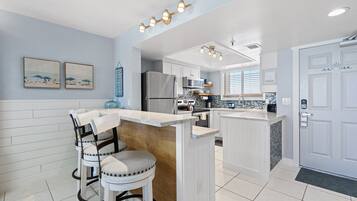 Condo, varias camas, vista a la alberca (Oceania Beach Club 603) | Cocina privada